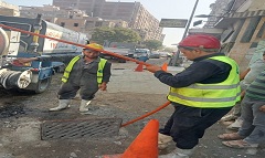 تطهير بالوعات تصريف مياه الأمطار بالحي استعدادًا لموسم الشتاء