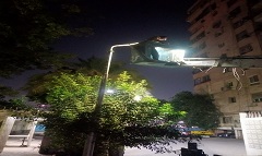 أعمال إحلال وتجديد وتركيب أعمدة بشوارع الحي