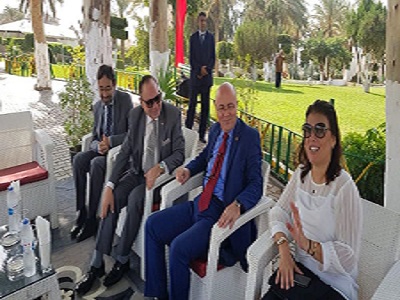 سفير المغرب بالقاهرة يزور الحديقة الدولية