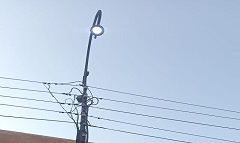 إصلاح اسلاك كهربائية داخل اعمدة الانارة بالواحة