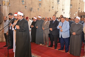 محافظ القاهرة وخمس وزراء يؤدون صلاة الجمعة بمسجد السلطان حسن
