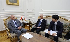 محافظ القاهرة يبحث الاستفادة بالتجربة اليابانية في إعادة تدوير المخلفات