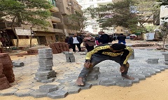 متابعة استكمال أعمال تركيب بلاط انترلوك في شارع 10