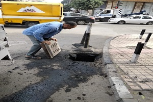 تركيب غطاء لبالوعة أمطار بالحي