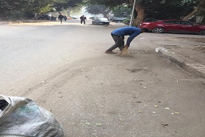 رفع إشغالات الطرق ومخلفات القمامة بحي المعادي