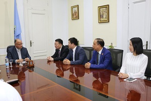 محافظ القاهرة يلتقي وفد من رجال الأعمال والمستثمرين الصينيين