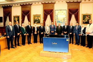 محافظ القاهرة يكرم وفد ممثلي البرنامج الرئاسي لتأهيل التنفيذيين