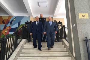 رئيس الحي يتابع سير الامتحانات بمدارس الحي