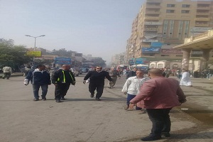 حملة لرفع اشغالات الباعة الجائلين ببعض شوارع الحي