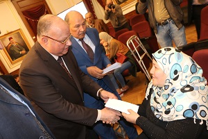 محافظ القاهرة يسلم 16 جهاز تعويضي و10 كراسي لذوي الاحتياجات الخاصة