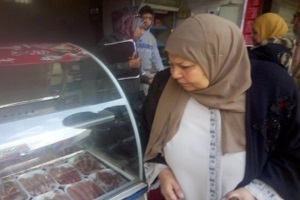 الرقابة الإدارية تشن حملة على منافذ السلع الغذائية بحي 15 مايو