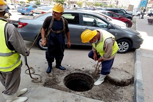 تطهير مطابق الصرف الصحي وبالوعات المطر بشارع عباس العقاد