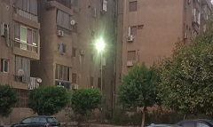 إصلاح أسلاك كهربائية بداخل أعمدة الانارة بشارع عباس العقاد