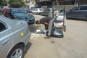 أعمال نظافة ورفع مخلفات بشارع الاسكندرية مع شارع سوهاج
