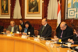 محافظ القاهرة ووزيرة الثقافة يبحثان تطوير شارع الأزهر وإنشاء متحف لنجيب محفوظ