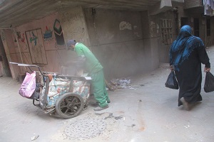 متابعة أعمال النظافة اليومية بالحى 