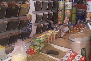 المرور الميداني على المحلات التجارية للتأكد من توافر السلع والمواد الغذائية 