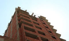 ضرورة الإلتزام بالاشتراطات البنائية لعدم التعرض للمسائلة القانونية