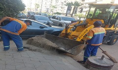 تجريف ورفع الاتربة والكنس الآلى ببعض الشوارع بالحي