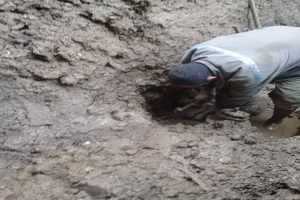 إصلاح ماسورة مياه الشرب بحي الأميرية