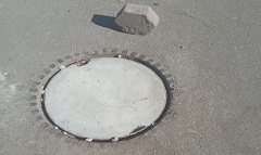 تركيب غطاء بلاعة أمام عقار بشارع عبد الله نديم