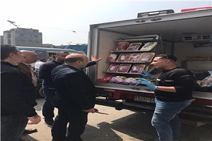 رئيس الحي يتابع عربات البيع بسعر الجملة