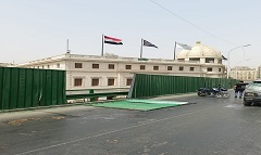 رفع باكية تشكل خطورة من أعلى كوبري الأزهر