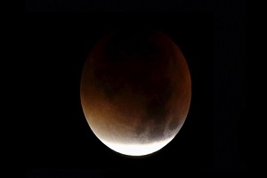 بدء أول خسوف قمري لهذا العام في سماء القاهرة
