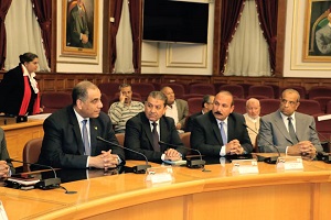 محافظ القاهرة يسلم 20 عقدًا لملاك منطقة شق الثعبان 