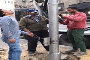 صيانة أعمدة الإنارة بالحي