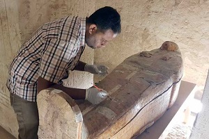 الآثار" تعلن عن وصول توابيت "خبيئة العساسيف" إلى المتحف المصري