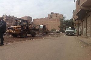      رفع مخلفات القمامة من بعض شوارع الحي