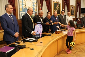 محافظ القاهرة يوزع حقائب مدرسية على طلاب الأسر الأولى بالرعاية