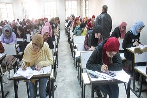 طلاب الصف الأول الثانوي يبدأون إمتحان مادة الجغرافيا