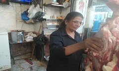 مرور رئيسة الحي على محلات الجزارة بالحي