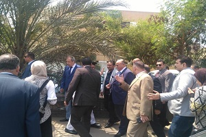 محافظ القاهرة يتفقد سير عملية الاستفتاء على التعديلات الدستورية بمدرسة التوفيقية بشارع شبرا