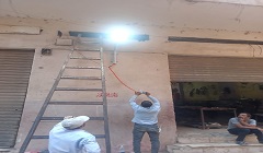 تركيب كشافات إنارة بمنطقة عزبة خير الله بالحي