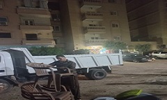 حملات مكثفة لرفع الاشغالات وإعادة الانضباط بشوارع الحي 