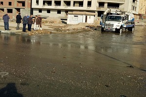 استمرار أعمـال تطهيـر ورفـع المخلـفات والميــاه بحي البساتين