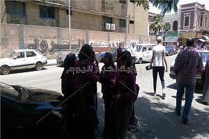 طلاب الصف الأول الثانوي يبدأون امتحان الجغرافيا