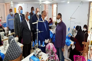 محافظ القاهرة يتفقد ورشة للملابس الجاهزة بمدينة الاسمرات