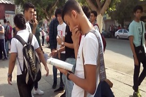 حملات لمنع الطلاب من الجلوس على المقاهي