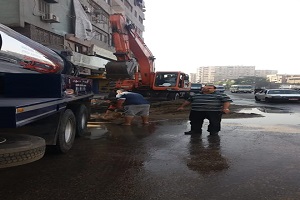 كسر مفاجئ فى خط مياة الشرب بحي الأميرية   