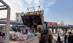 حملة مكبرة لرفع الاشغالات بقيادة رئيس الحي