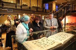 وزيرة الثقافة تعلن استعادة مصر لمخطوط "السلطان قنصوة الغوري"