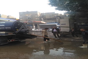 أعمال إصلاح كسر ماسورة مياه حي الساحل 