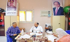 نائب رئيس مجلس إدارة مركز شباب نور المقطم يتفقد القافلة الطبية بالمركز 