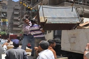 حملة لرفع الإشغاﻻت من شارع الحوض المرصود بحي السيده زينب
