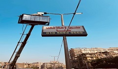صيانة أعمدة الإنارة بشارع الجيش