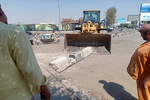 حملة لرفع مخلفات وردتش وحواجز خرسانية بشارع عمر بن الخطاب